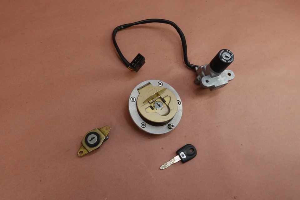 Крышка газовая для замка зажигания 2000-2005 Ducati Monster 750 M750 - Изображение 4 из 4