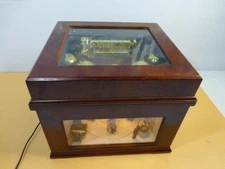 Mr. Christmas Gold Label Square Music Box Pre-owned Very Good Condition Works