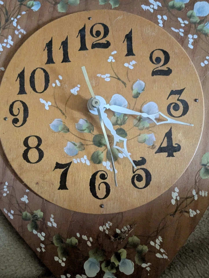 Rustic Country Wooden Heart Shaped Clock With Floral Design Tested - Image 2 of 4