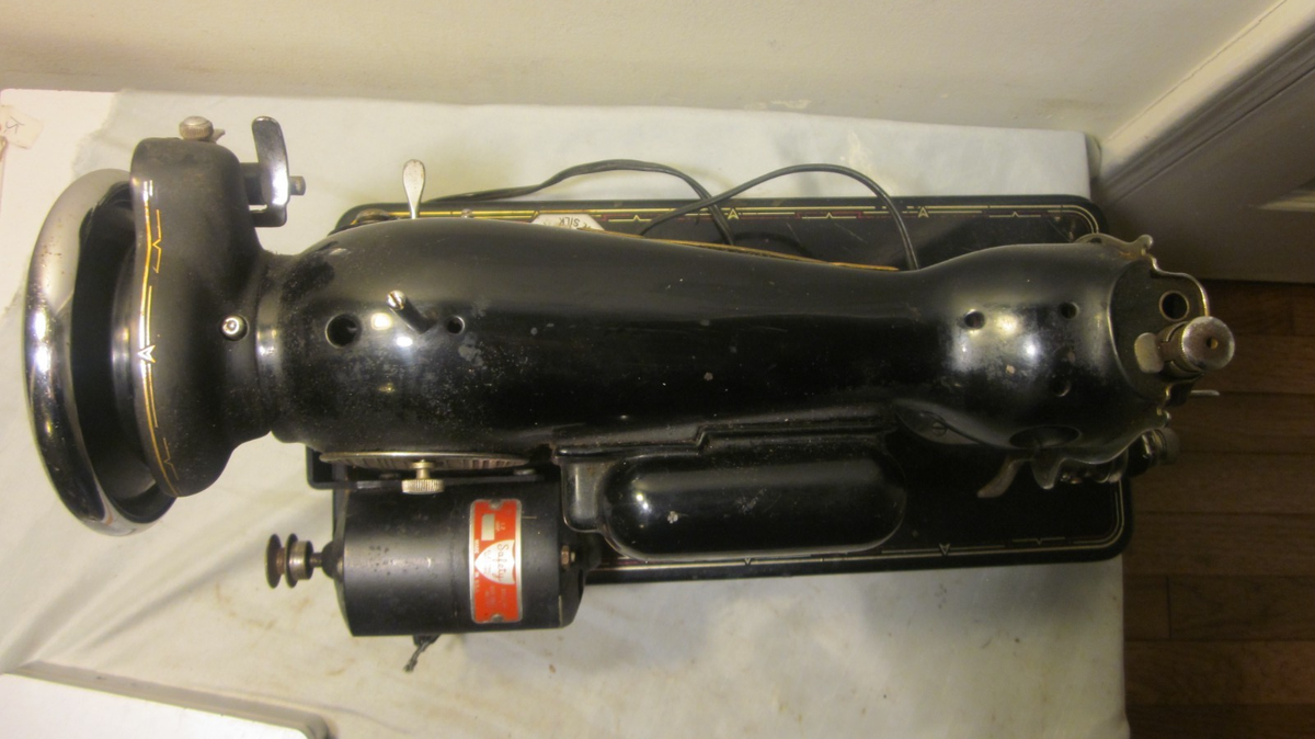 Vintage Collectible Sewing Machine 