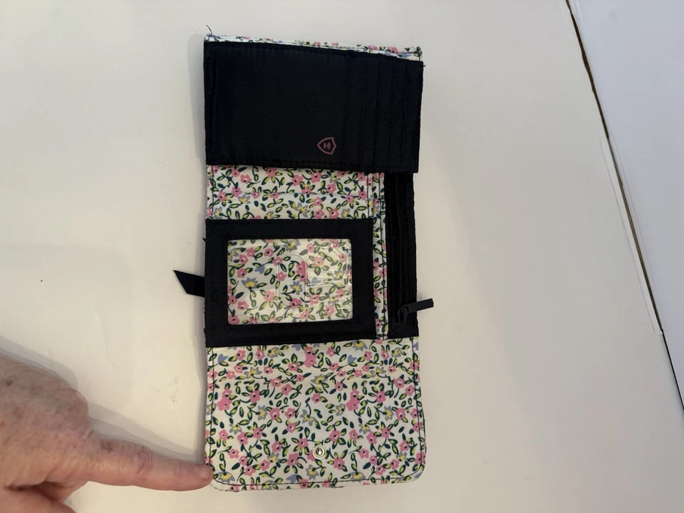 Cartera de mujer Vera Bradley azul marino de algodón con patrón de floración y bloqueo RFID Foto 2 de 4