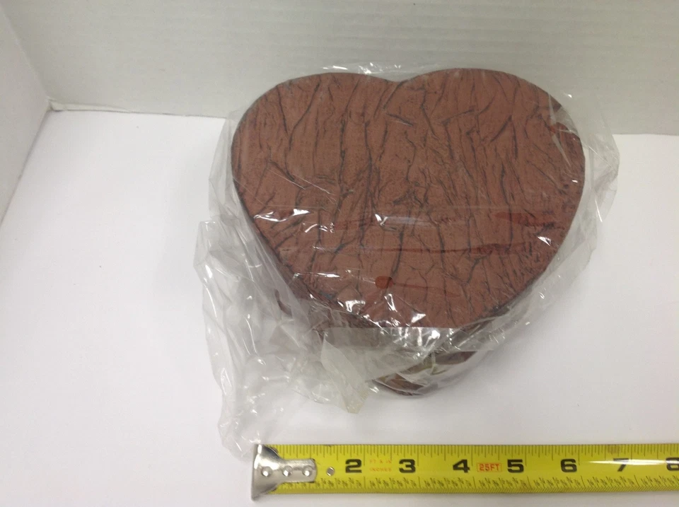 Valentine Ward Nesting Boxes W/Tops - Set Of 3 Red Gold Green Heart Shaped New. - Image 3 of 4