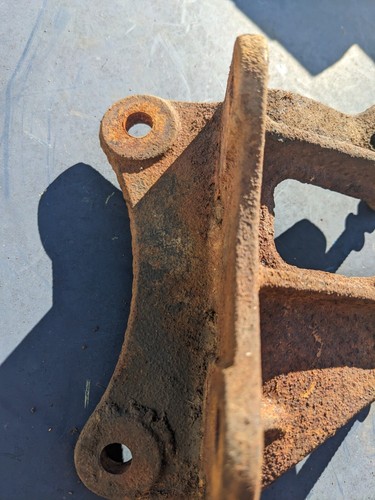 84-86 TOYOTA PICKUP TRUCK 4RUNNER STEERING GEAR BOX MOUNTING BRACKET 22R 22RE - Picture 4 of 6