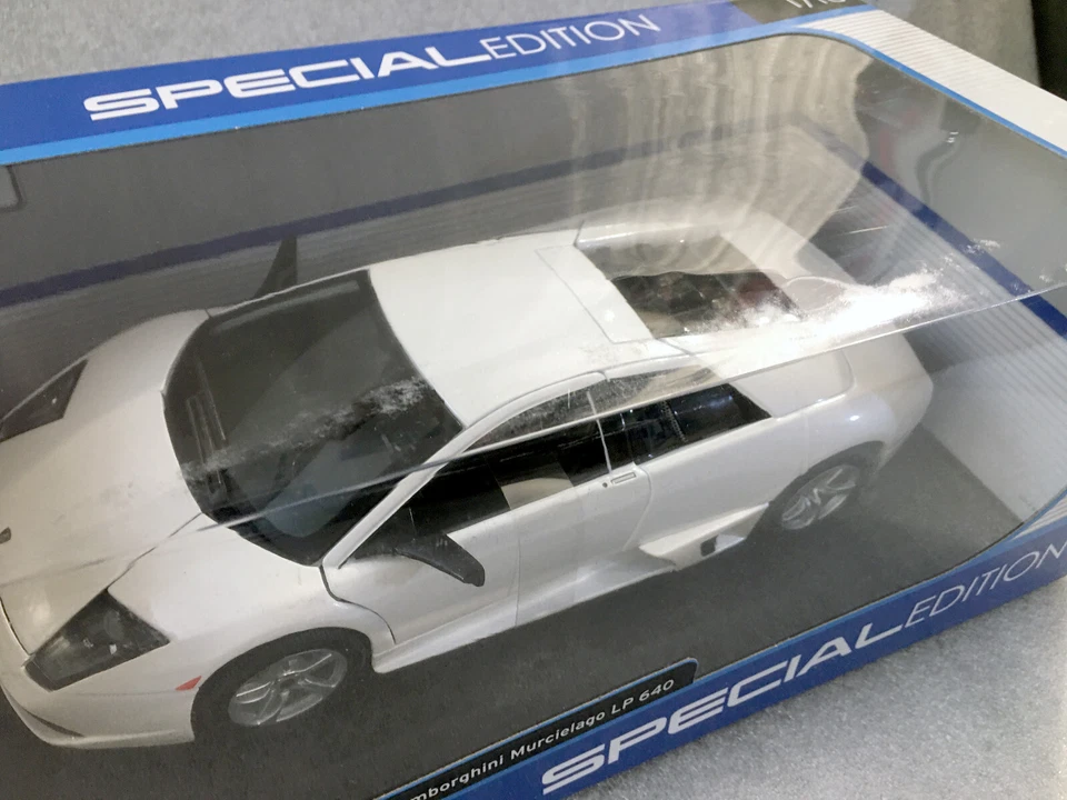 Maisto Lamborghini Murcielago LP-640 bianco metallizzato 1/18 - Immagine 2 di 3