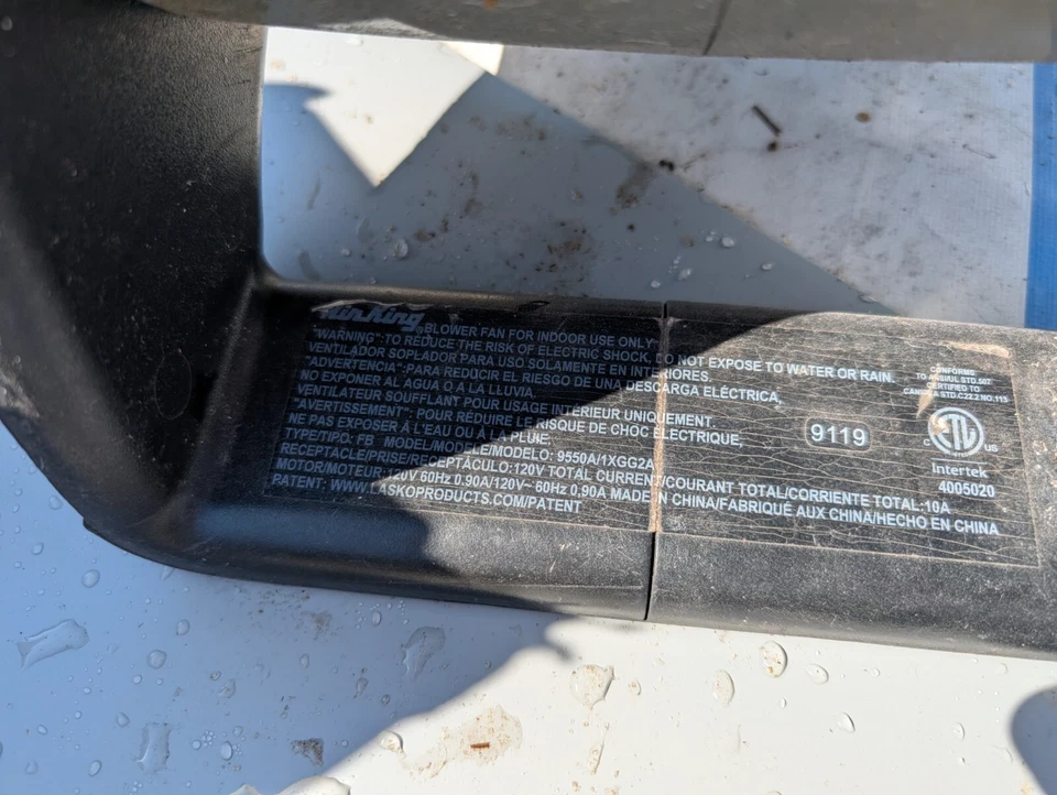 Ventilador de piso soplador pivotante Air King de 3 velocidades grado comercial con tomas de corriente - negro Foto 3 de 4