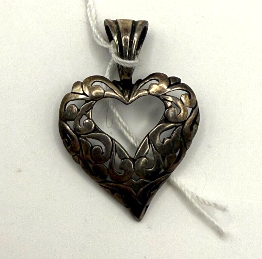 Dije de amor colgante corazón C de plata esterlina Jezlaine Foto 2 de 4