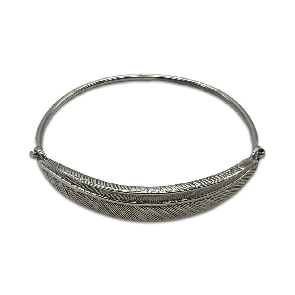 "Brazalete de plumas con bisagras boho tono plata Lia Sophia 6,55""" Foto 2 de 4