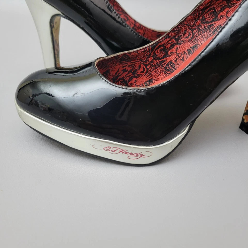 Zapatos de salón Ed Hardy Sky High de charol negro para mujer 6 tacones de aguja plateados de 4" Foto 3 de 4