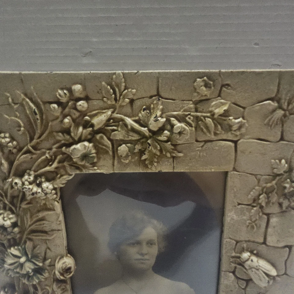 Antiguo marco francés de metal pintado en frío rosas de jardín clavel enredaderas abeja Foto 3 de 4