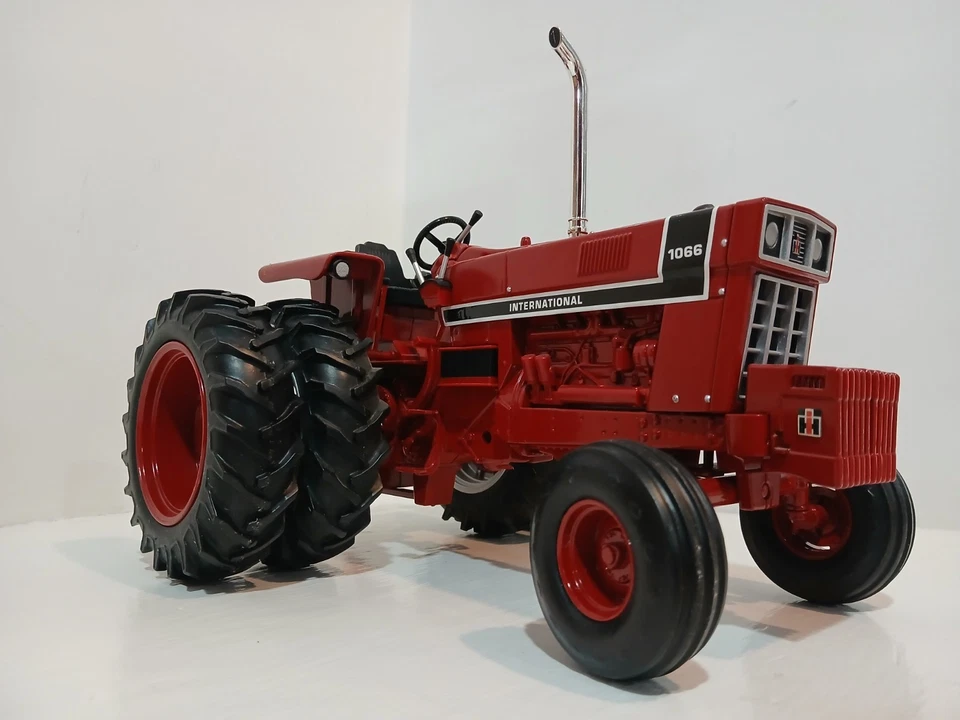 ERTL International 1066 Open Station,Black Stripe/Rear Duals,Prestige Collection - Image 4 of 4