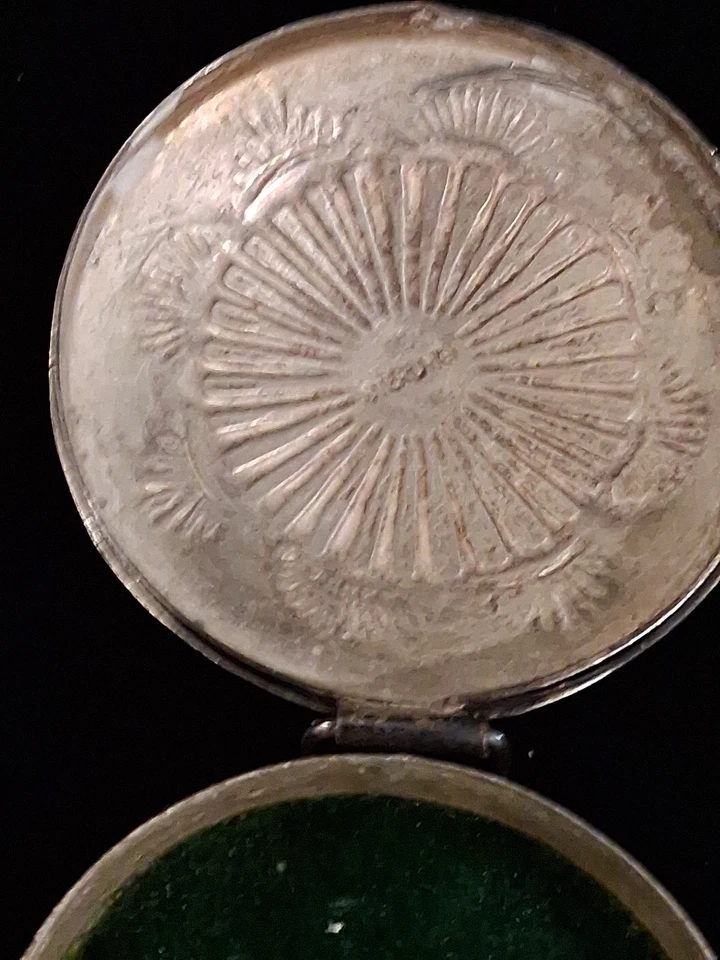 Pastillero vintage de plata estampada de los años 40 con una piedra turquesa Foto 4 de 4