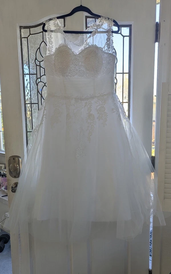 Women's Elegant Sheer Vintage Short Lace Wedding Dress for Bride - Image 3 of 3