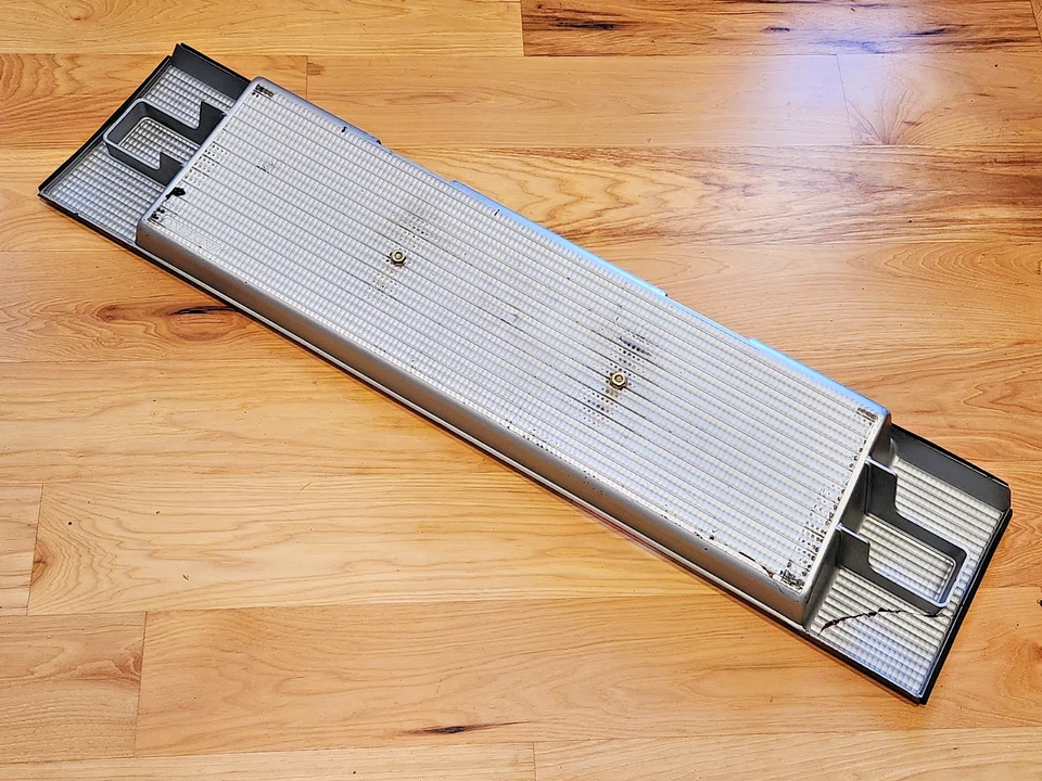 90-92 Volvo 740 REAR REFLECTOR DECOR PANEL LICENSE PLATE REFLEXRAMP DEKORRAMP - Image 3 of 4