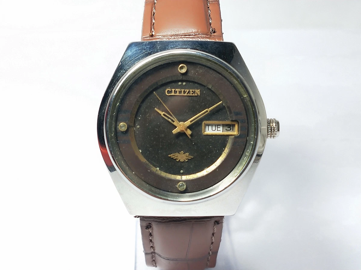analog day date watch