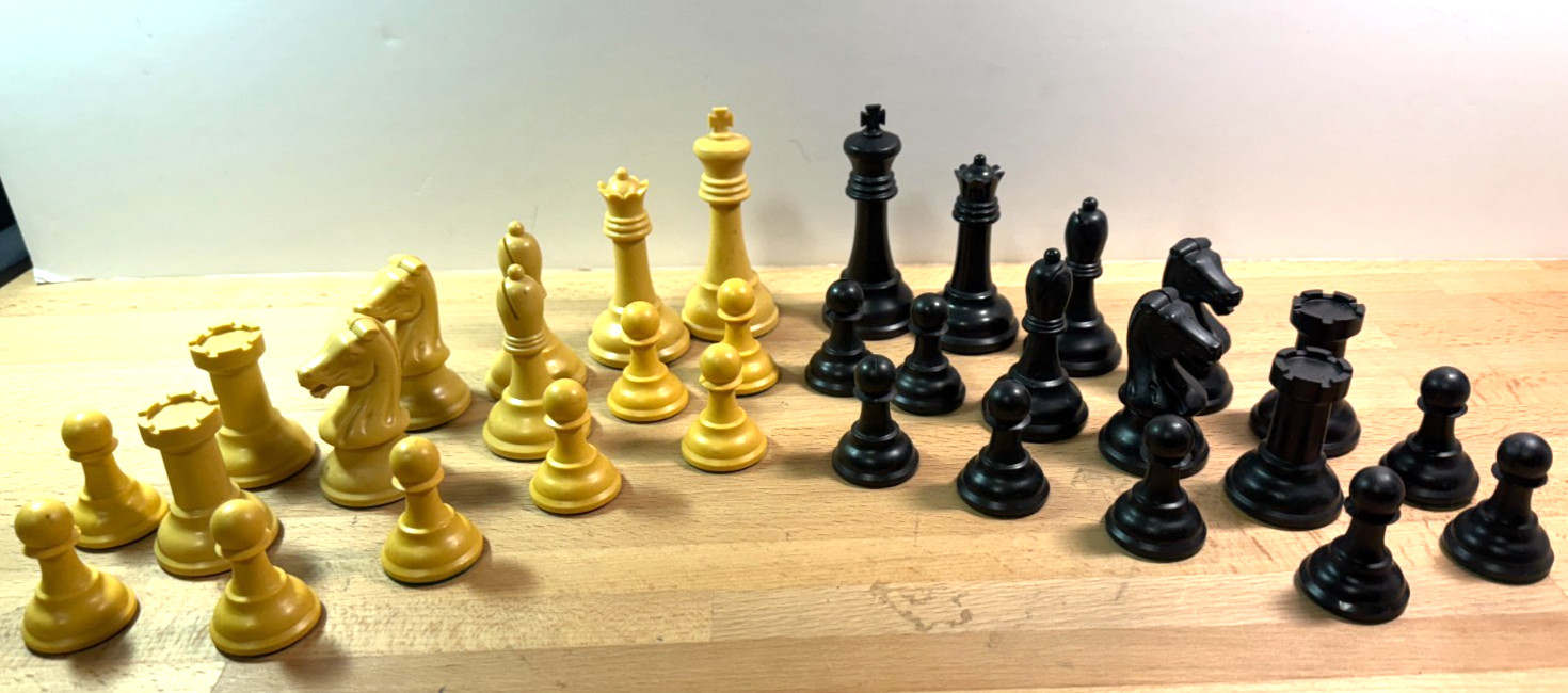 DRUEKE Extra Heavy Chess Piece Butterscotch Black 3 5/8" King Players Choice Box
