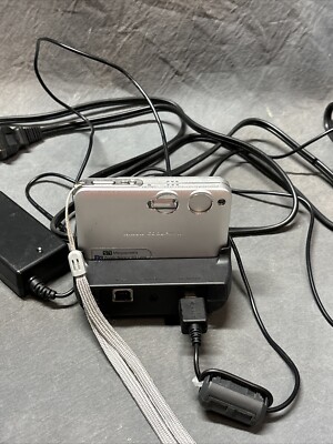 Nikon COOLPIX S1 5.1MP Compact Digital Camera With Charging Station - Works
