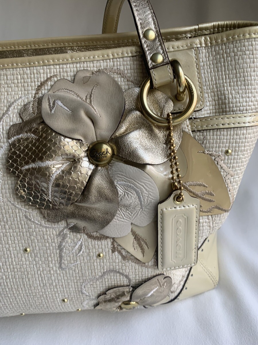 バッグ COACH Hampton Floral Applique Straw bag COACH Hampton Floral Applique Straw Weekend Coral White Tote