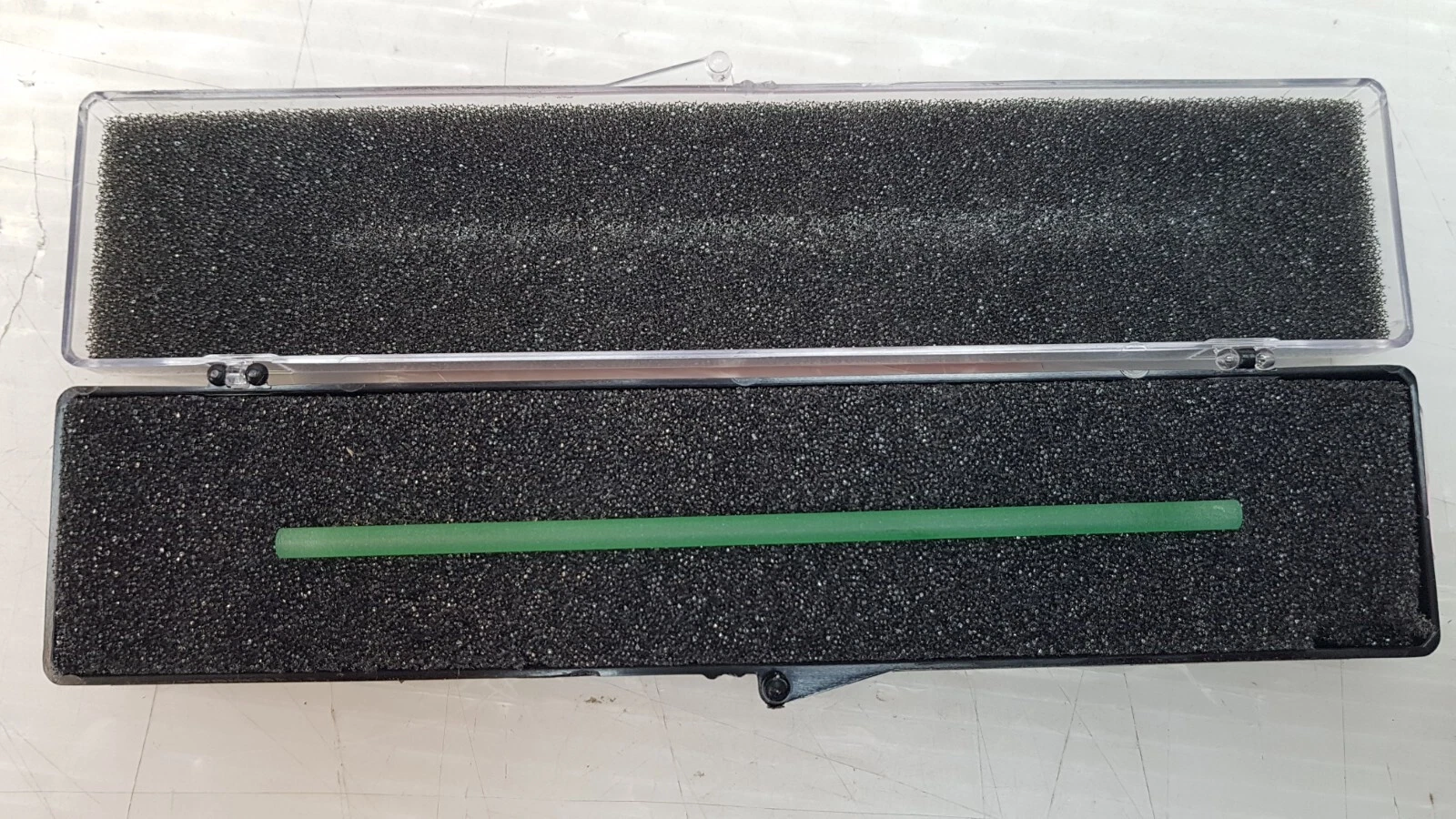 Green 4 × 130 mm laser rod in a black foam-lined case