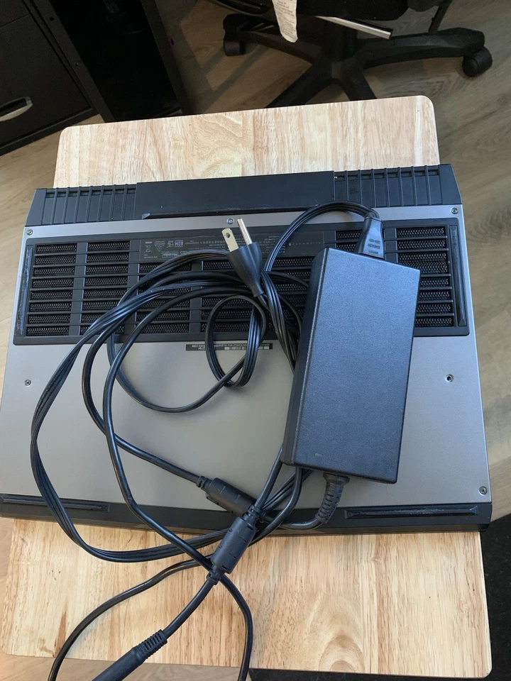 Portátil Alienware M15 R4 15 1.2TB HDD, 16GB RAM, I7-8750H, GeForce GTX 1060, Foto 4 de 4