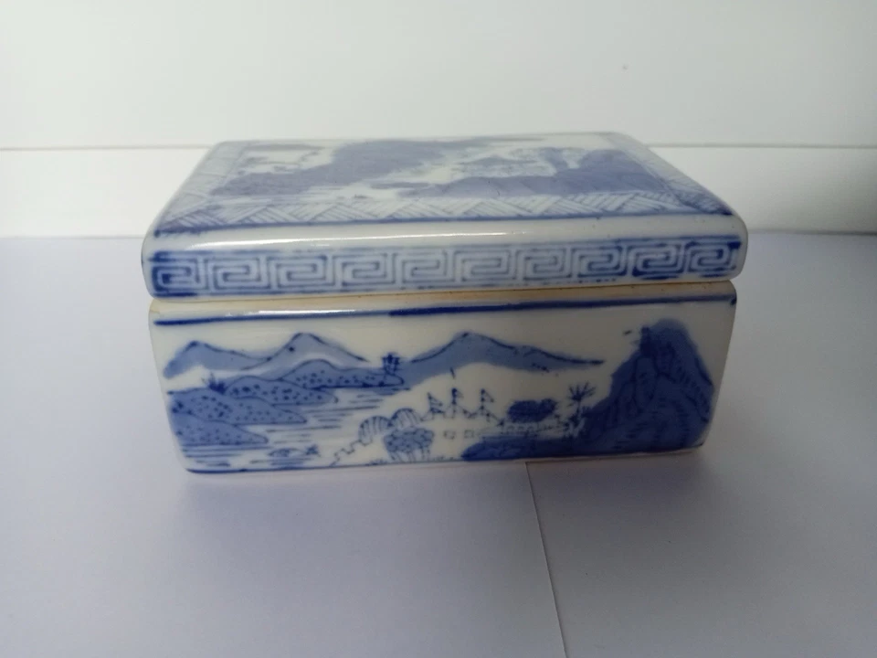 Vintage boîte chinoise en porcelaine. Motifs paysage montagneux - Photo 2/4