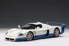 Autoart MASERATI MC12 ROAD CAR PEARL WHITE & BLUE 1:18  New