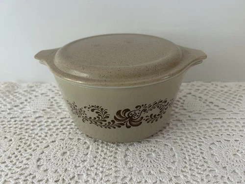 PYREX Vtg Homestead Brown on Beige. With Lid.  # 473, 1 L. VG.