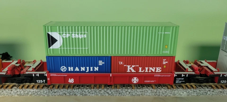 HO Scale Walthers ATSF Santa Fe SFLC 48’ Thrall 5-Pack Well Cars With Containers - Image 3 of 4