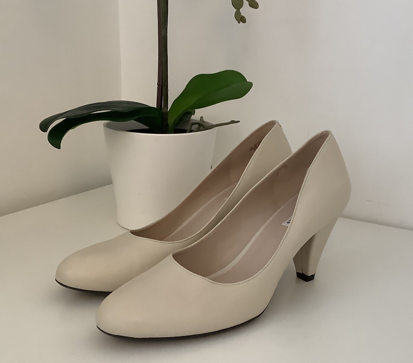 Ladies CLARKS Wide Fit Comfort Cream Leather Court Shoes, UK Size 7E, Excellent eBay