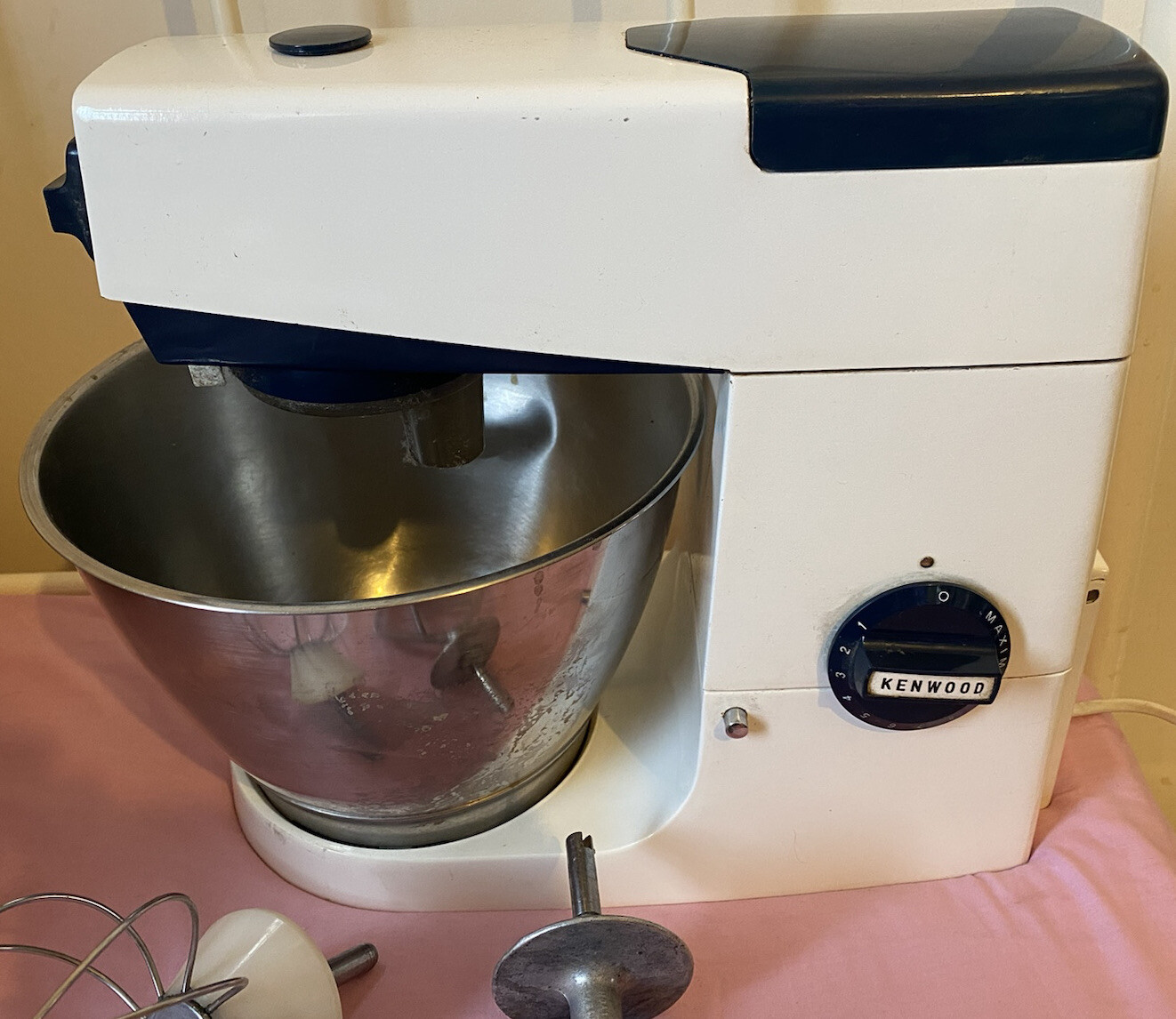 VINTAGE KENWOOD CHEF BLUE & WHITE TABLE FOOD MIXER A701A ACCESSORIES