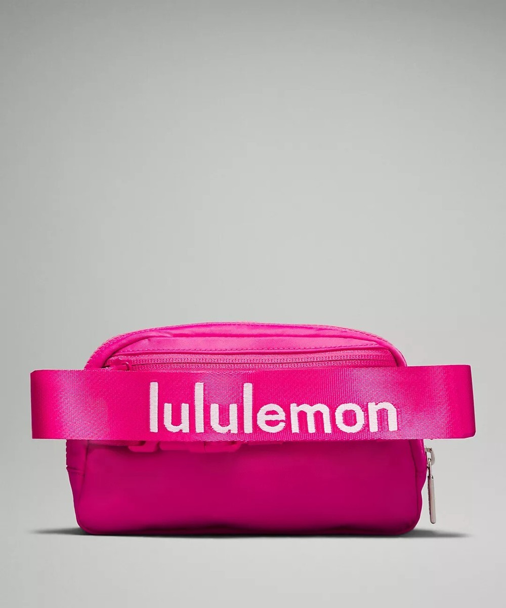 カナダ購入Disney xルルレモンEverywhere Belt Bagピンク NWT Disney x lululemon Everywhere Belt Bag - Mickey and Logo