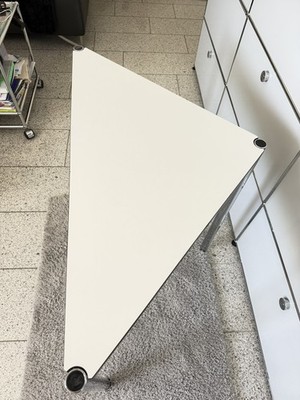 Designklassiker USM Haller Dreiecktisch 74,5x74,5x104 cm, Höhe 74 cm, Chrom Weiß