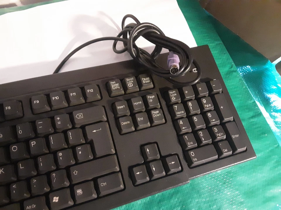 Vintage IBM Wired Computer Keyboard Model KB-9910. REF: OTHER K/B - Image 4 of 4