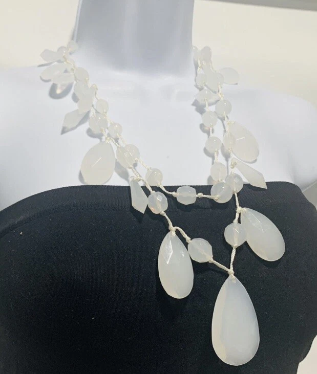 Collar Joan Rivers Colección Clásica Piedras Blancas Esmeriladas Cierre de Cadena Dorado Foto 2 de 4