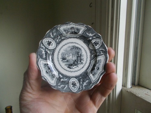 1830 BLACK STAFFORDSHIRE CUP PLATE 3 7/8" EASTERN TEMPLE SCENE WITH URN ETC - Picture 3 of 4