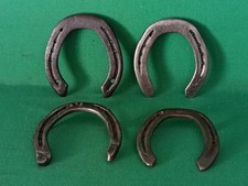 LOTTO 4 FERRI ANTICHI DI CAVALLO IN FERRO BATTUTO A MANO RESTAURATI. DL54