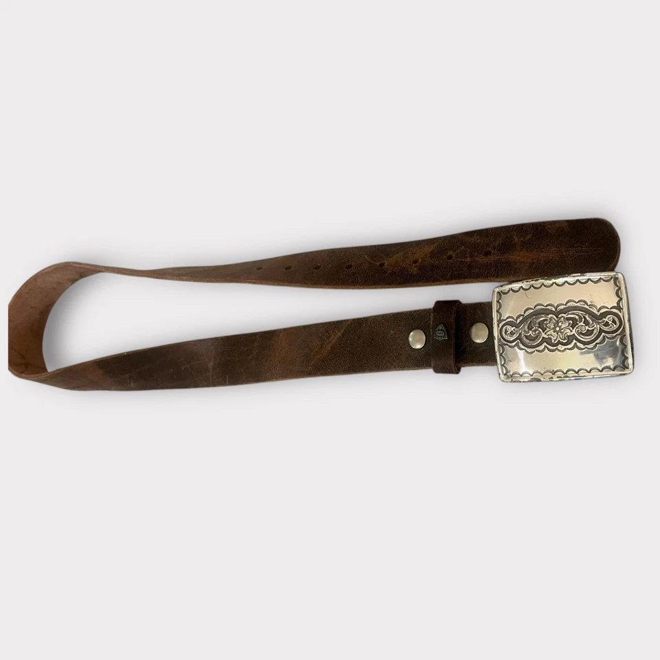 Cinturón KBD vintage de cuero desgastado con hebilla plateada hecha a mano Foto 3 de 4