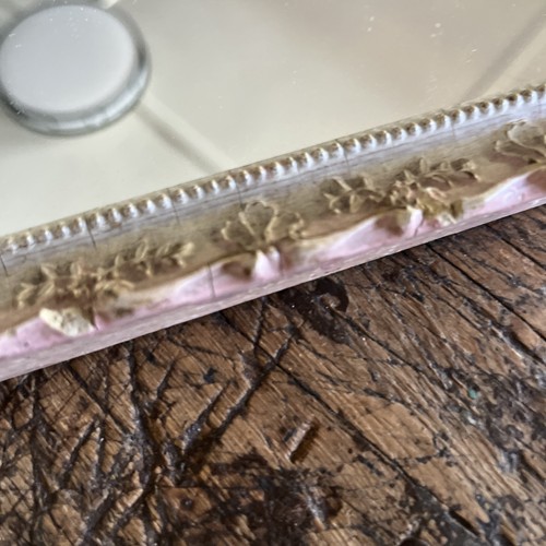 Specchio da appendere vintage c. 1940 deco legno gesso ornato vassoio vanità rosa e crema - Foto 4 di 11