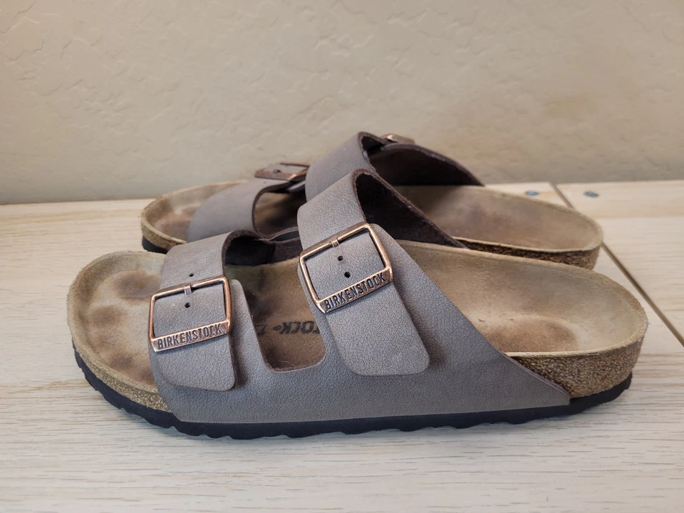 Sandalias veganas Birkenstock Arizona de dos correas gris polvo topo para hombre 9 mujeres 11 usadas en excelente estado Foto 2 de 4