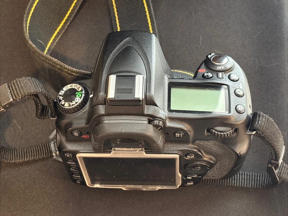 Nikon D90 Digital SLR Camera w/DX AF-S Nikkor 55-200mm Lens + 4 Batteries - Image 4 of 4