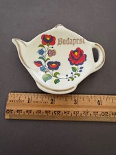 BUDAPEST SOUVENIR PEINT FLEUR THÉIÈRE FORME CÉRAMIQUE PORTE-SAC À THÉ BIBELOT PLAT