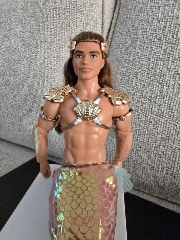 Barbie Signature King Ocean Ken Merman muñeca y Barbie Enchantress Mermaid Foto 2 de 4