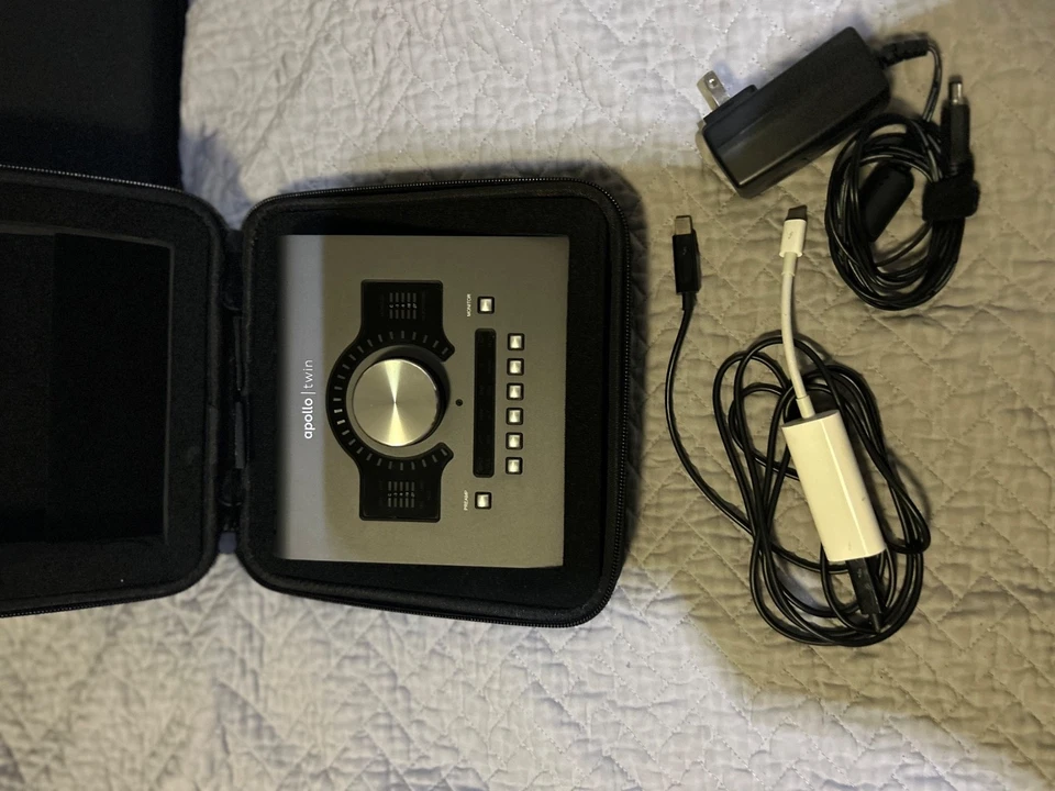 UAD Apollo Twin MkII Solo + Estuche de Transporte / Adaptador Apple Thunderbolt + Cable Foto 4 de 4