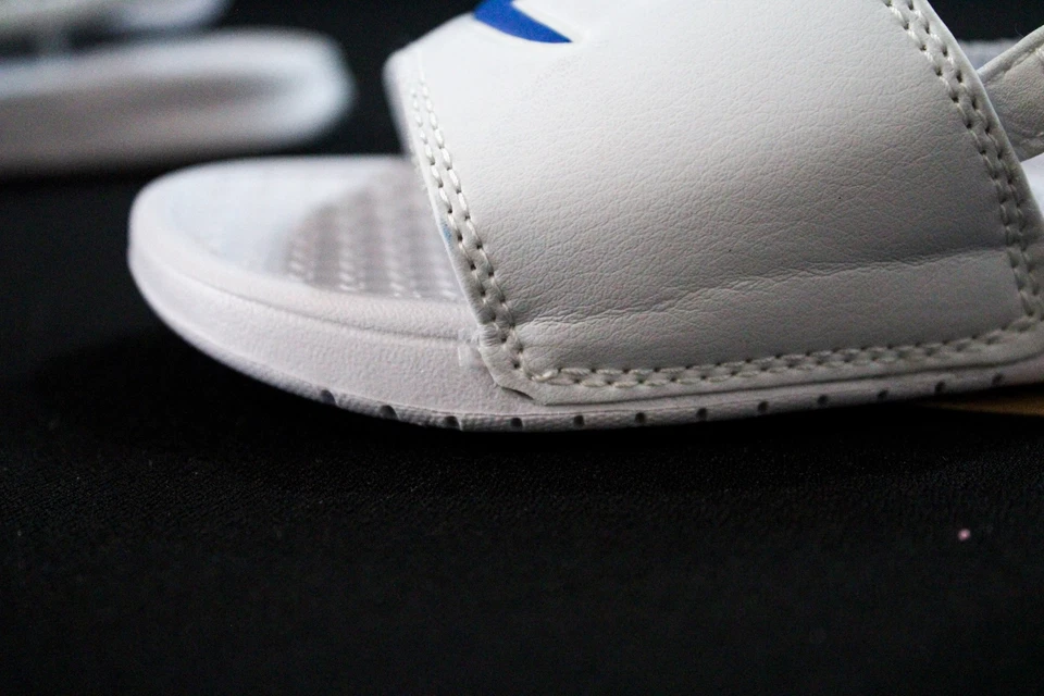 Sandalias ligeras Champion súper deslizantes para niños pequeños LB3 blancas EE. UU.:10 UK:9,5 EU:27 Foto 2 de 4