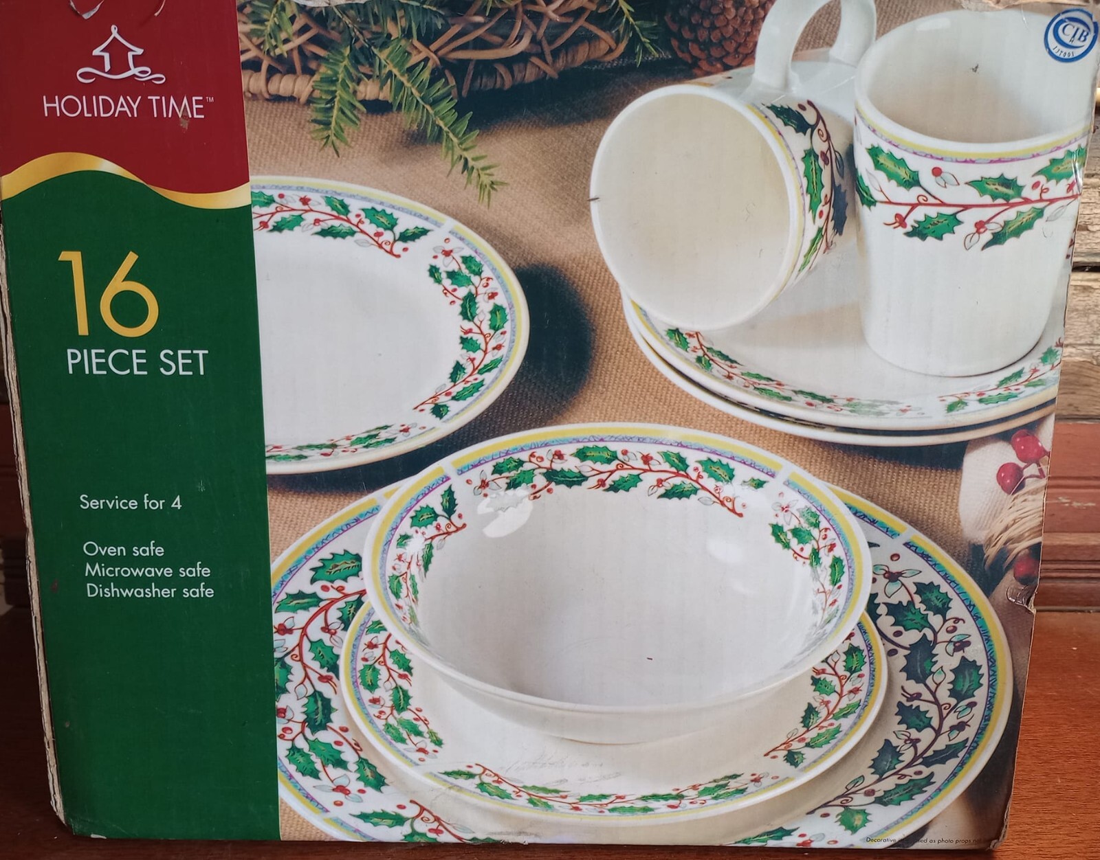 16 pc (Service for 4) Gibson Christmas Dinnerware Set Holly Berry