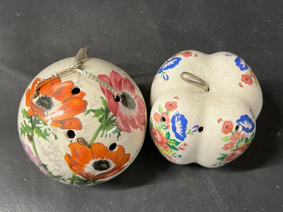 VINTAGE PAIR OF POMANDER POT POURRI SCENT HOLDERS - Image 2 of 4