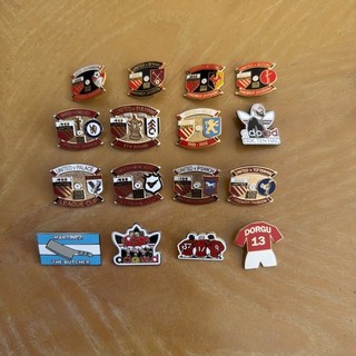 COLLECTION OF 16 VARIOUS MANCHESTER UNITED BADGES IDEAL MUFC FAN GIFT SET IDEA