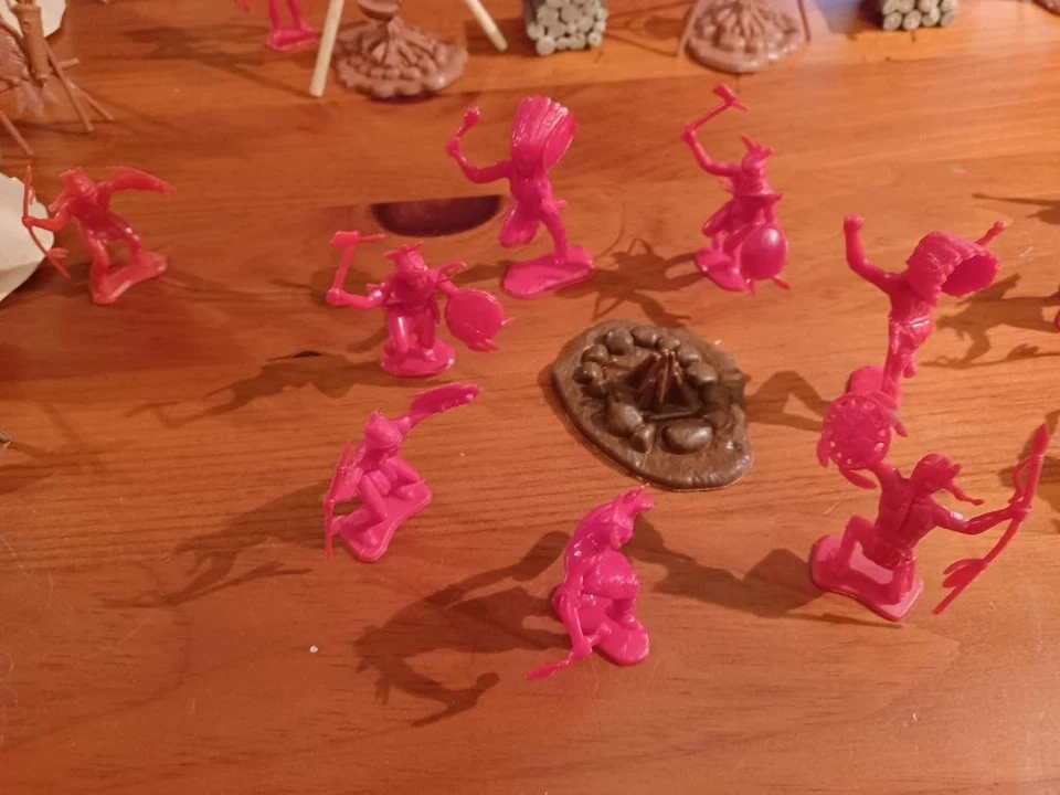 Marx BMC MPC 54mm Indian Village including tee pees, totems, Indians, and horses - Image 2 of 4