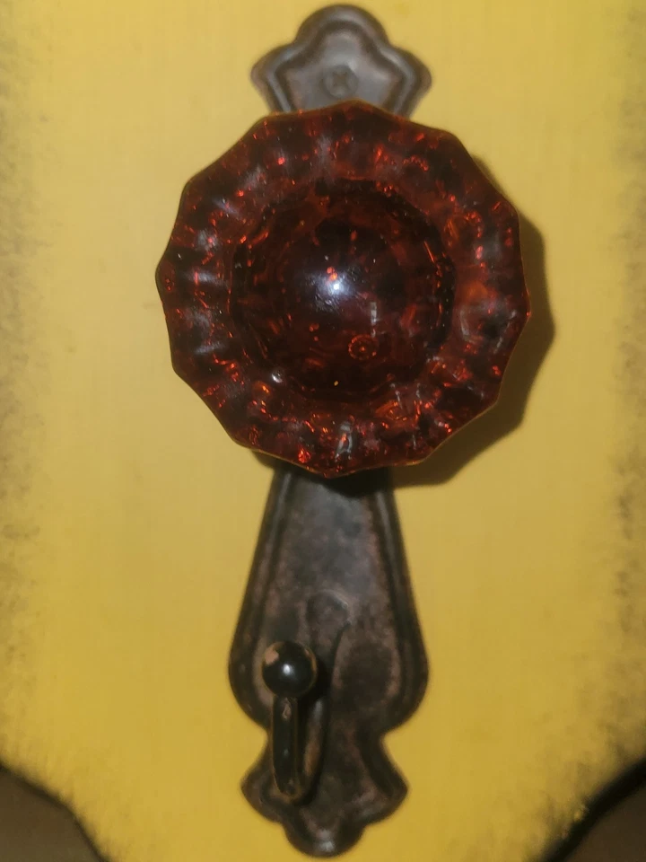 Hermoso perchero multicolor con detalles de perilla de puerta de vidrio ámbar vintage! Foto 3 de 4