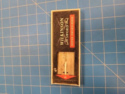 Vintage Wilkinson Sword Super Sword-Edge Safety Razor Blades Dispenser Case DE