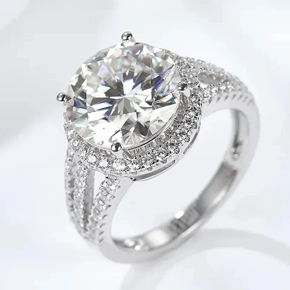 Anillo de compromiso con halo de diamantes blancos de corte redondo de 5,30 TCW enchapado en oro blanco de 14K Foto 2 de 4